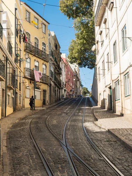 Лісабон Португалія Жовтня 2021 Вид Круті Вузькі Лісабонські Вулиці Трамвайними — стокове фото