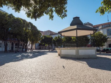 Lizbon, Portekiz, 24 Ekim 2021: Largo da Graca Meydanı Ortaçağ Alfama, güneşli bir gün.