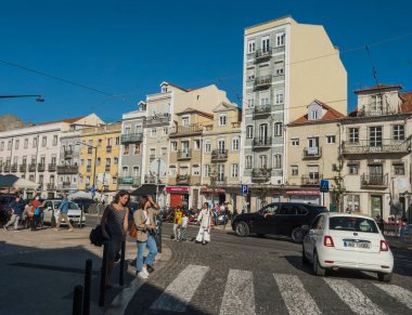 Lizbon, Portekiz, 24 Ekim 2021: Largo da Graca Meydanı Ortaçağ Alfama, güneşli bir gün.