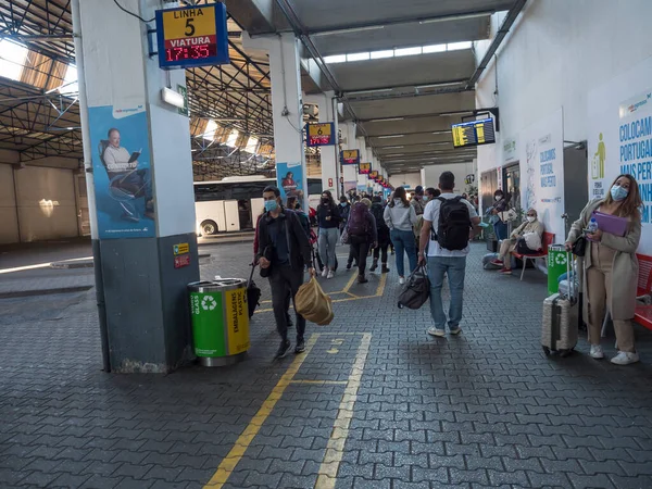 Lissabon Portugal Oktober 2021 Passagiers Wachten Bus Het Perron Van — Stockfoto