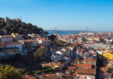 Lizbon, Portekiz, 24 Ekim 2021: Portekiz 'de Lizbon' un göksel panoramik manzarası Alfama ilçesinde Miradouro da Graca olarak adlandırılan perspektiften görüldü.