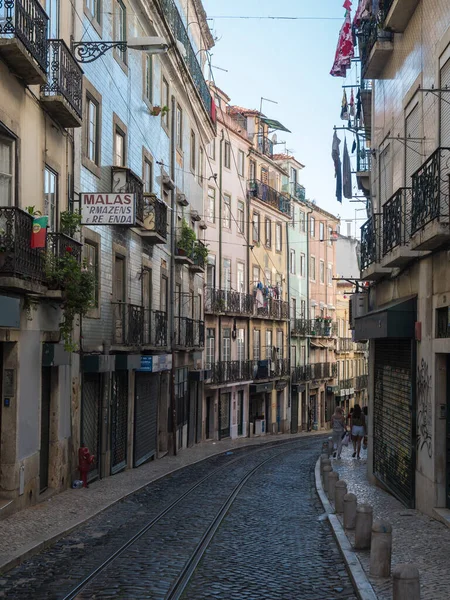 Lisboa Portugal Octubre 2021 Vista Las Empinadas Estrechas Calles Lisboa — Foto de Stock