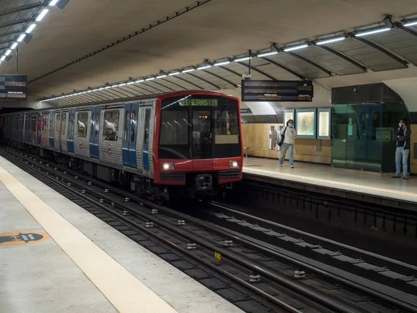 ポルトガル リスボン2021年10月24日 リスボン中心部の地下鉄駅の典型的な内装で 列車が到着し 都市の地下鉄で人々を旅する — ストック写真