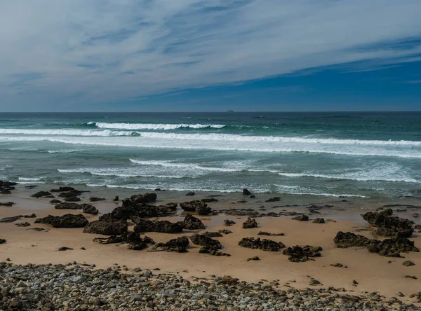 Vista Pequena Praia Areia Vazia Com Ondas Oceânicas Rochas Afiadas — Fotografia de Stock