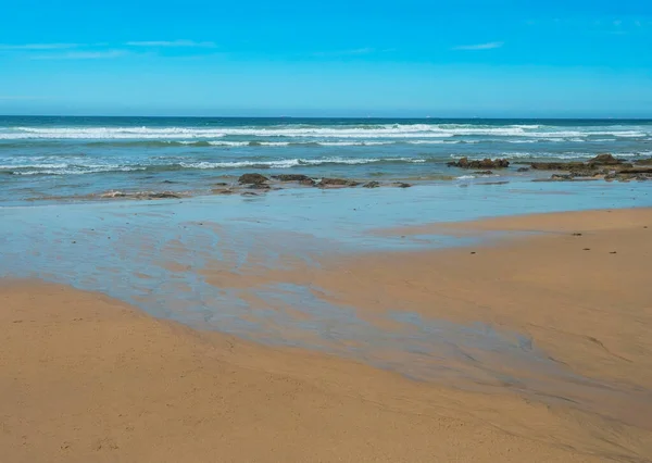 Pohled Prázdnou Pláž Praia Queimado Oceánskými Vlnami Ostrými Skalami Mokrým — Stock fotografie