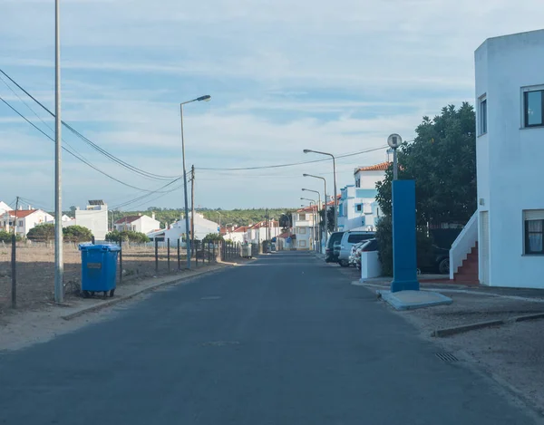 ポルトガルのヴィラ ノヴァ ミルフォンテス2021年10月25日 伝統的なポルトガルスタイルのヴィラ ノヴァ ミルフォンテスの白と青の家の通り — ストック写真