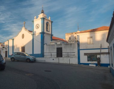 Vila Nova de Milfontes, Portekiz, 25 Ekim 2021: Geleneksel mavi-beyaz Portekiz tarzında Igreja Paroquial de Vila Nova de Milfontes Kilisesi manzarası.
