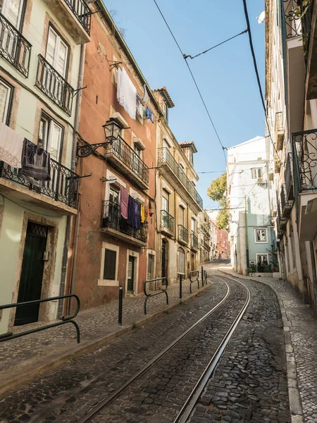 Lisboa Portugal Octubre 2021 Vista Las Empinadas Estrechas Calles Lisboa — Foto de Stock