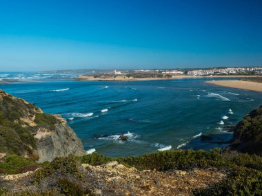 Mira nehri üzerinden Vila Nova de Milfontes 'e uzanan Praia das Furnas kumsalı, vahşi Rota Vicentina Sahili Doğal Parkı Portekiz