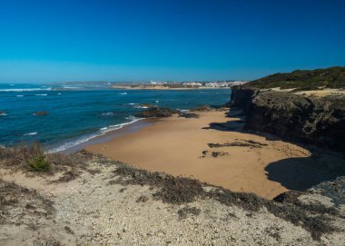 Mira nehri üzerinden Vila Nova de Milfontes 'e uzanan Praia das Furnas kumsalı, vahşi Rota Vicentina Sahili Doğal Parkı Portekiz