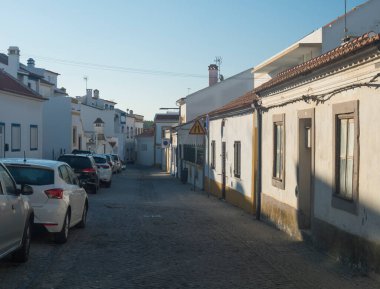 Vila Nova de Milfontes, Portekiz, 25 Ekim 2021: Geleneksel Portekiz tarzında Vila Nova de Milfontes beyaz ve mavi evler.