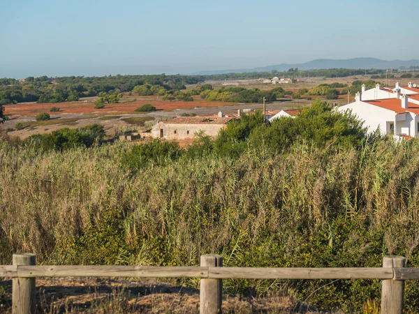 Almograve Odemira ロンギエーラ ポルトガル 2021年10月26日 村Almograve アルモグレイブ とその周辺 白い家 緑の木々 — ストック写真