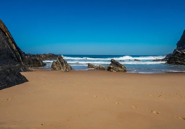 Pohled Prázdnou Pláž Praia Cavaleiro Příkrým Skalním Útesem Oceánskými Vlnami — Stock fotografie