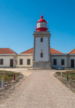 Portekiz 'in tipik kırmızı ve beyaz deniz feneri Cabo Sardao' nun Ponta do Cavaleiro, Rota Vicentina sahili, Odemira bölgesi, Portekiz