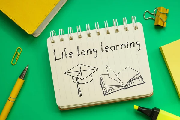 El aprendizaje a lo largo de la vida se muestra en la foto de negocios utilizando el texto — Foto de Stock