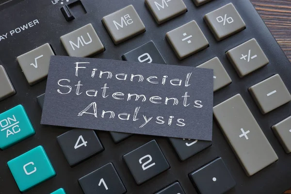 Анализ финансовой отчетности показан на фотографии с использованием текста — стоковое фото