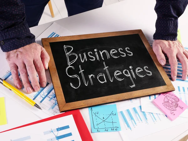 Επιχειρηματικές στρατηγικές εμφανίζονται στην επιχειρηματική φωτογραφία χρησιμοποιώντας το κείμενο — Φωτογραφία Αρχείου