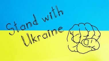 Şimdi Ukrayna ile birlikte durun. Metni kullanarak bir fotoğrafta gösterilmektedir.