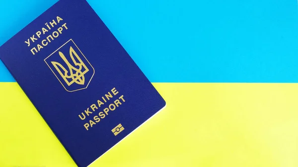 ウクライナのパスポートは写真に表示されます — ストック写真