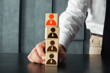 Haksız seçim, kariyer gelişimi ve liderlik tahta küplerle ve çalışan simgeleriyle gösteriliyor