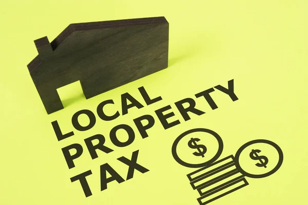 La tassa di proprietà locale viene visualizzata sulla foto utilizzando il testo — Foto Stock