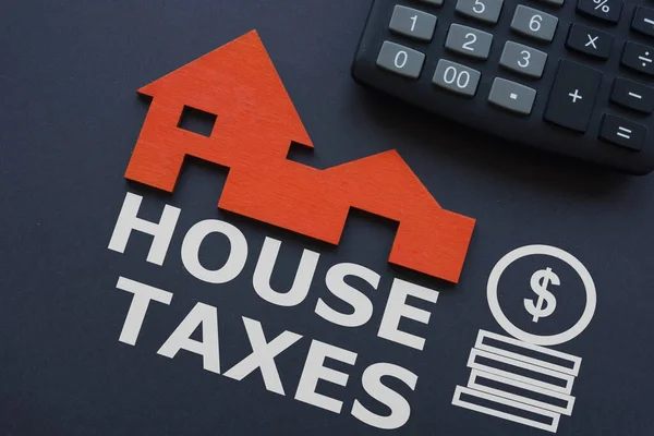 Los impuestos de la casa se muestran en la foto usando el texto —  Fotos de Stock
