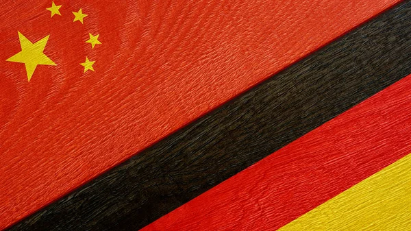 China Dan Jerman Mengibarkan Dua Bendera Simbol Hubungan Atau Konfrontasi — Stok Foto
