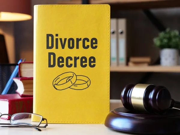 Decreto Divorcio Muestra Utilizando Texto —  Fotos de Stock