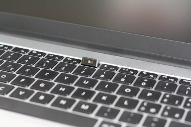 Bilgisayarda casusluk, gözetleme ve hackleme, dizüstü bilgisayarda web kamerasının fotoğrafı ile gösteriliyor.