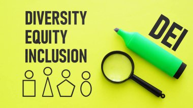 Çeşitlilik, eşitlik, kapsama DEI farklı kişilerin bir metin ve sembolleri kullanılarak gösterilir