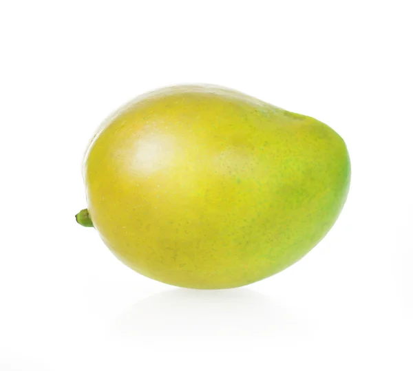 Grüne Mango isoliert auf weiß — Stockfoto