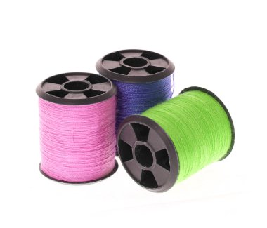 İplik makaraları beyazda izole