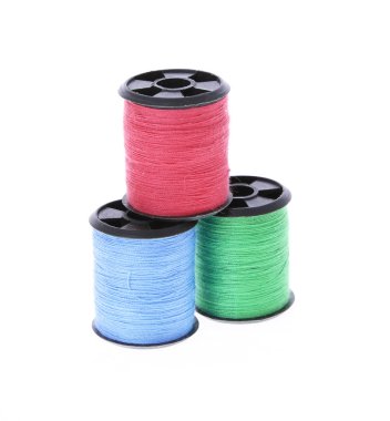 renkli makaralar üzerinde beyaz izole iş parçacığı