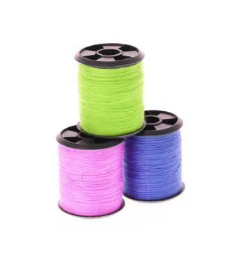 İplik makaraları beyazda izole