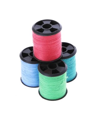 renkli makaralar üzerinde beyaz izole iş parçacığı