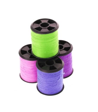 İplik makaraları beyazda izole