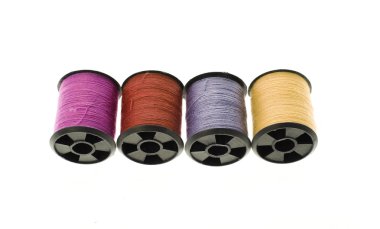 Beyaz arkaplanda izole edilmiş iplik çubukları