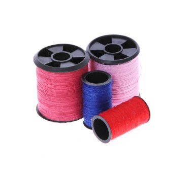 Beyaz arkaplanda izole edilmiş iplik çubukları