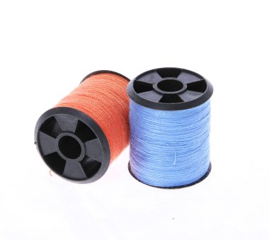 İplik makaraları beyazda izole