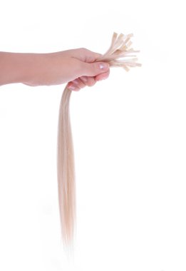 Sarı saç uzantıları üzerinde beyaz izole kadın elinde keratin kapsül