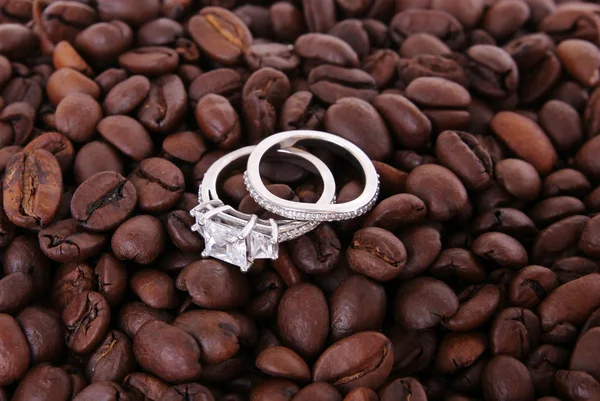 Conjunto de anéis de casamento em grãos de café — Fotografia de Stock