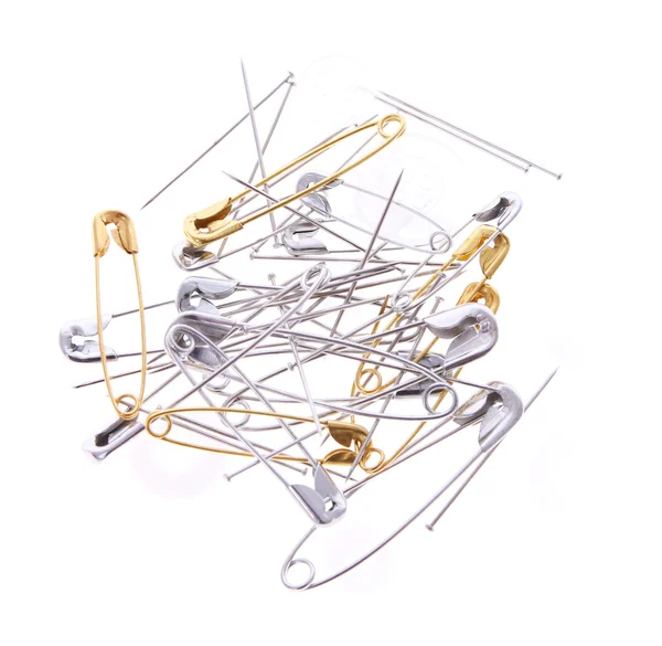 çengelli iğne ve beyaz izole iğne yığını