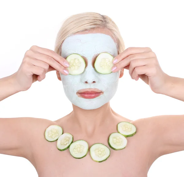 Hermosa joven aplicación de máscara de spa de pepino — Foto de Stock