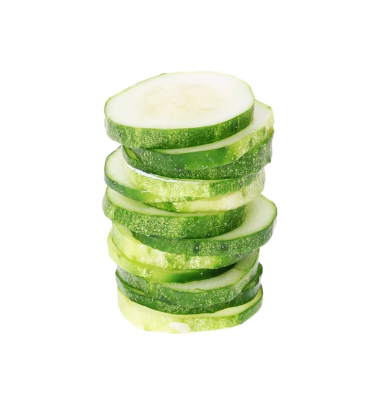 Pepino en rodajas aislado en blanco — Foto de Stock