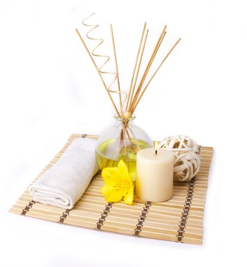 aroma sopa, mum, havlu ve bambu hasır üzerinde beyaz izole çiçek ile Spa ayarı
