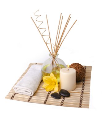 aroma sopa, mum, çiçek, havlu, ahşap top ve beyaz arka plan üzerinde izole kayalar ile Spa ayarı