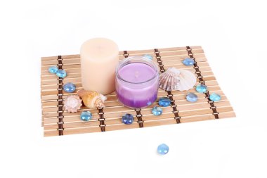 Bambu mat beyaz izole kabukları ile Spa mumlar