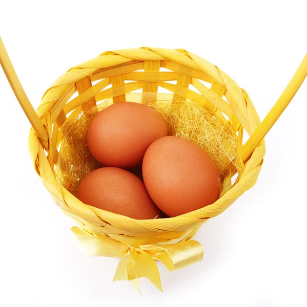 Huevos en cesta aislados sobre fondo blanco, primer plano — Foto de Stock