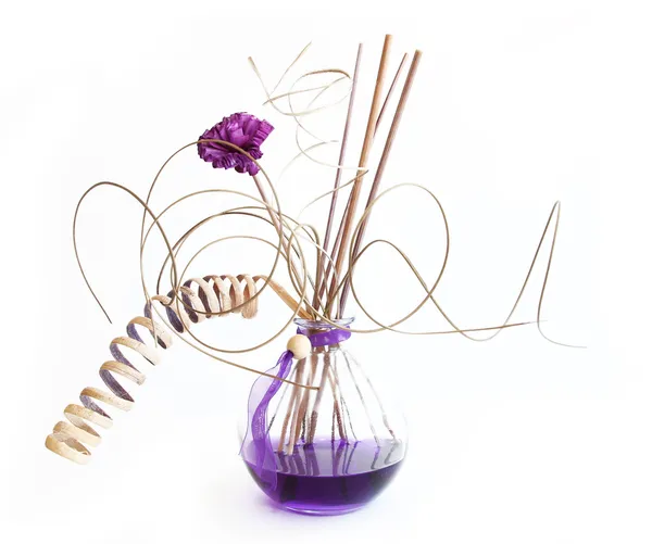 Aroma-Sticks in der Flasche mit Lavendelöl isoliert auf weiß — Stockfoto