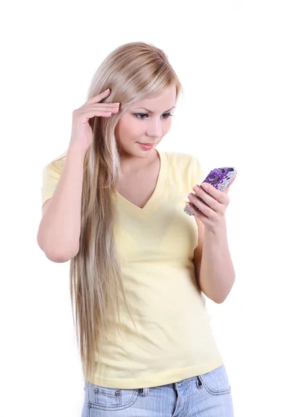 Vacker ung flicka med mobiltelefon isolerad på vit — Stockfoto